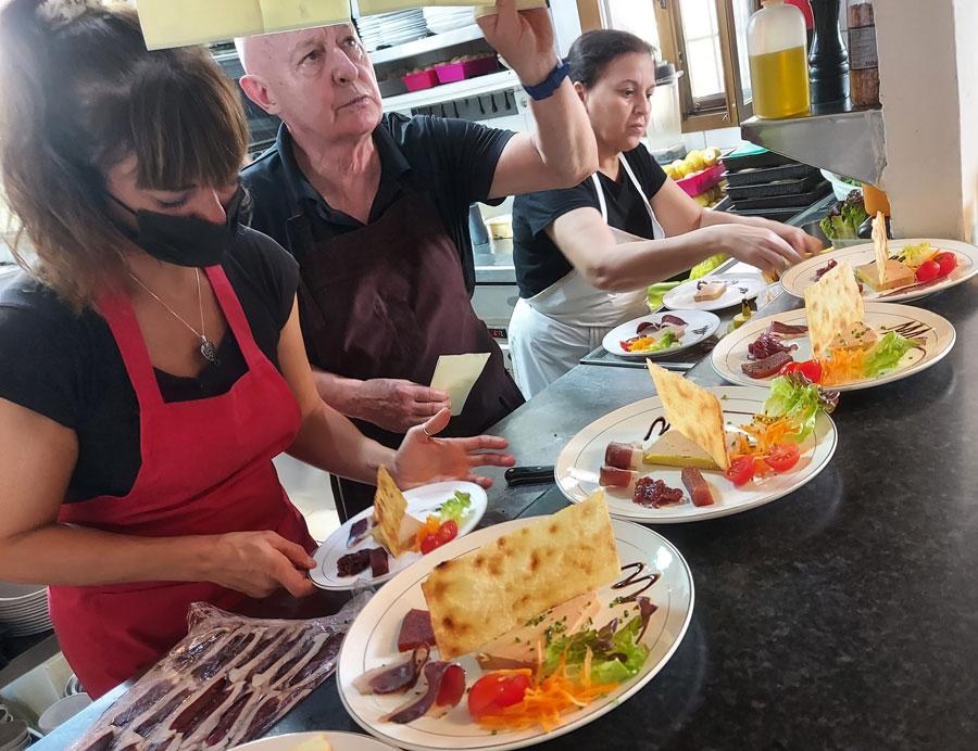 Roland Broggi y su equipo preparando platos en la cocina