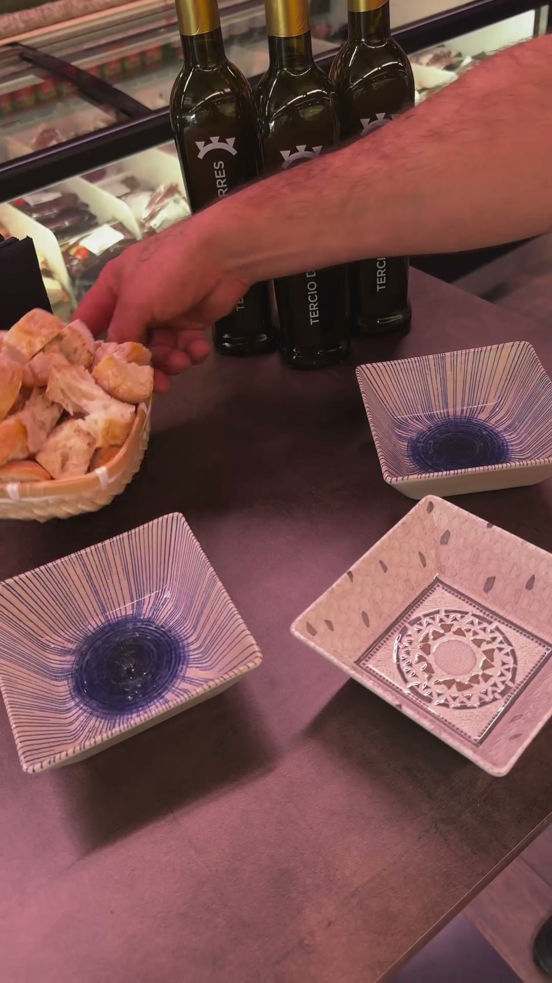 Degustación de aceite durante un evento en Gastro Charcutería