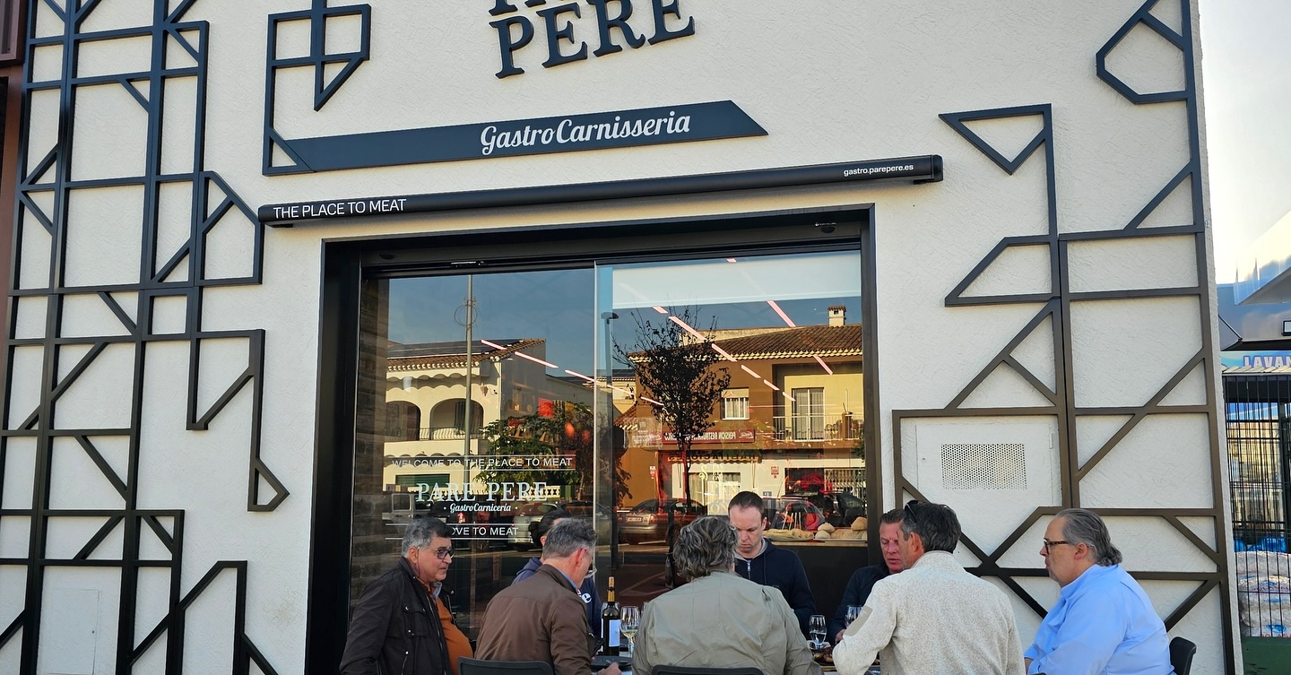 Asistentes a un encuentro en la entrada de Gastro Charcutería