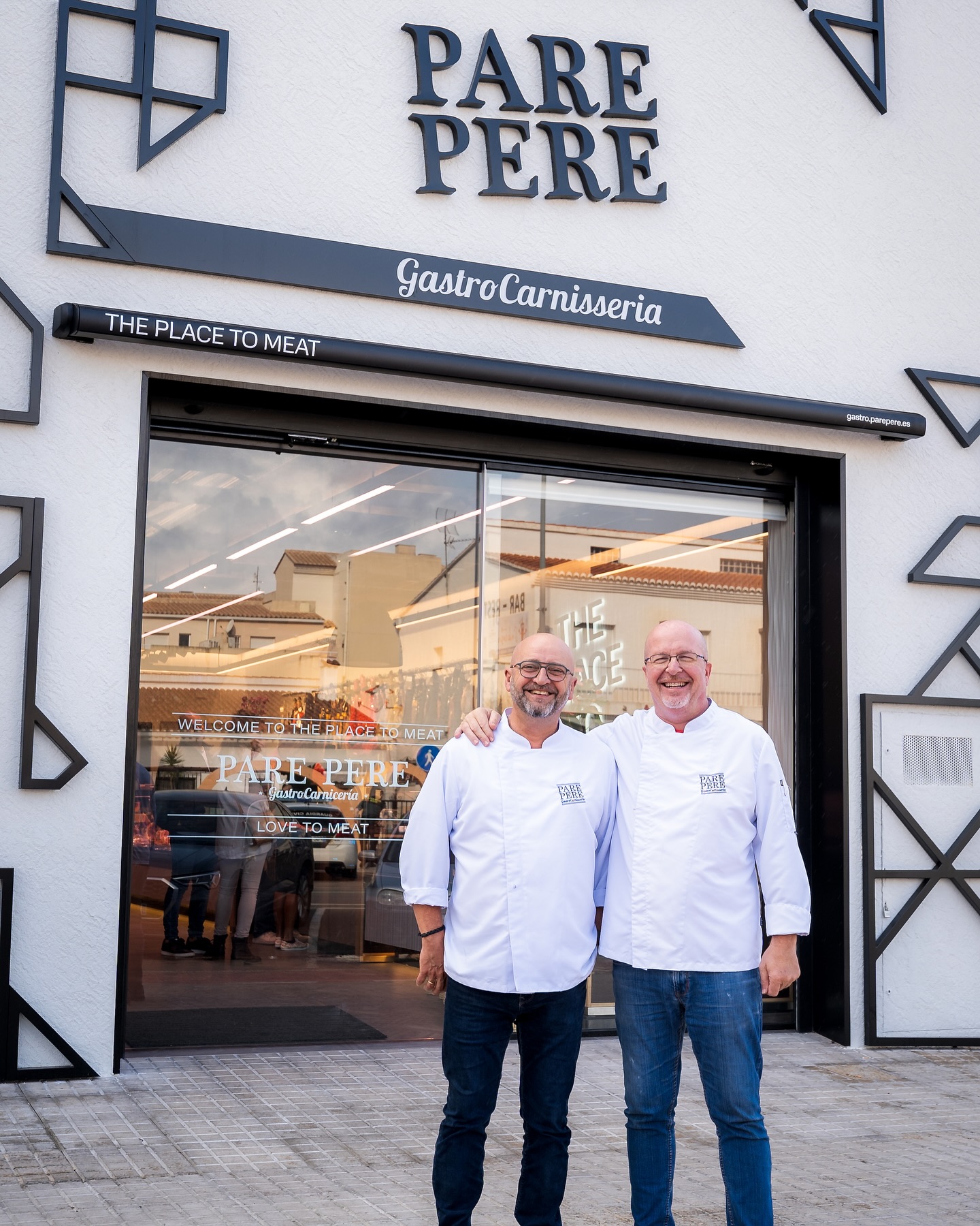 Dos responsables de Pare Pere delante de la gastrocarnicería