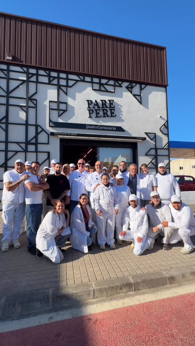 Equipo de Pare Pere reunido delante de Gastro Carnicería